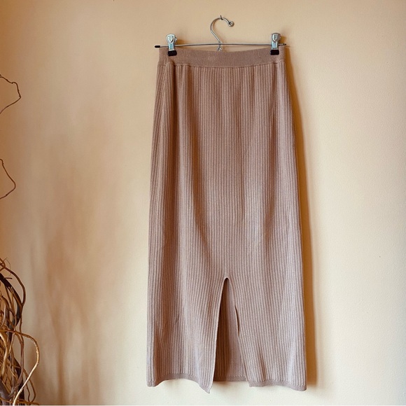 Rose Knit Tube / Pencil Midi Skirt - Picture 4 of 4